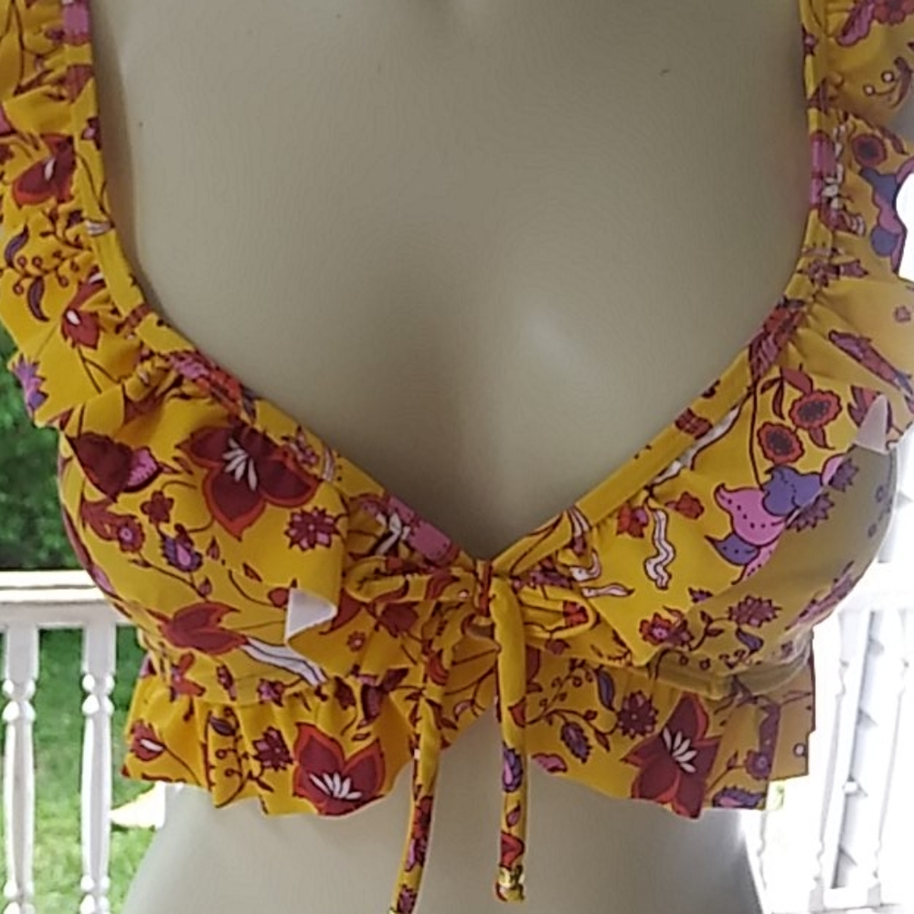NWT Floral Ruffled Swimsuit Top